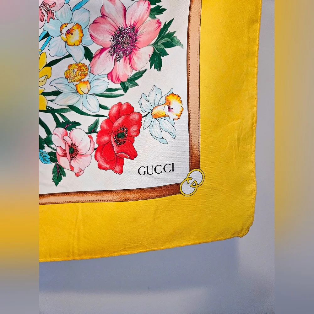 π« GUCCI - Vintage Floral 100% Silk Scarf, EUC - Picture 1 of 6